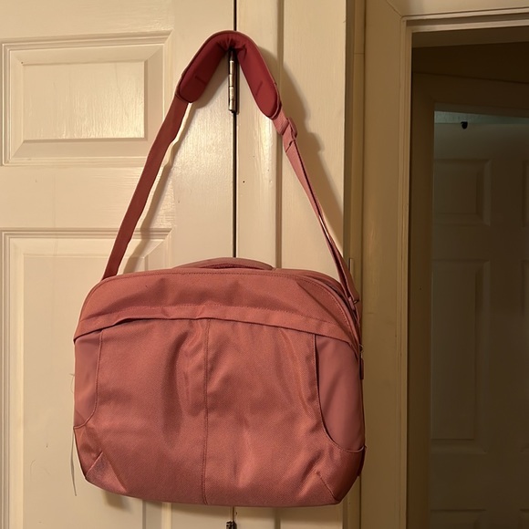 Awesome laptop case   13”. X  17” Belkin - Picture 3 of 7